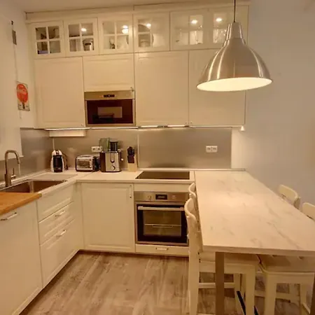 Modern In Romantic Quarter Lägenhet